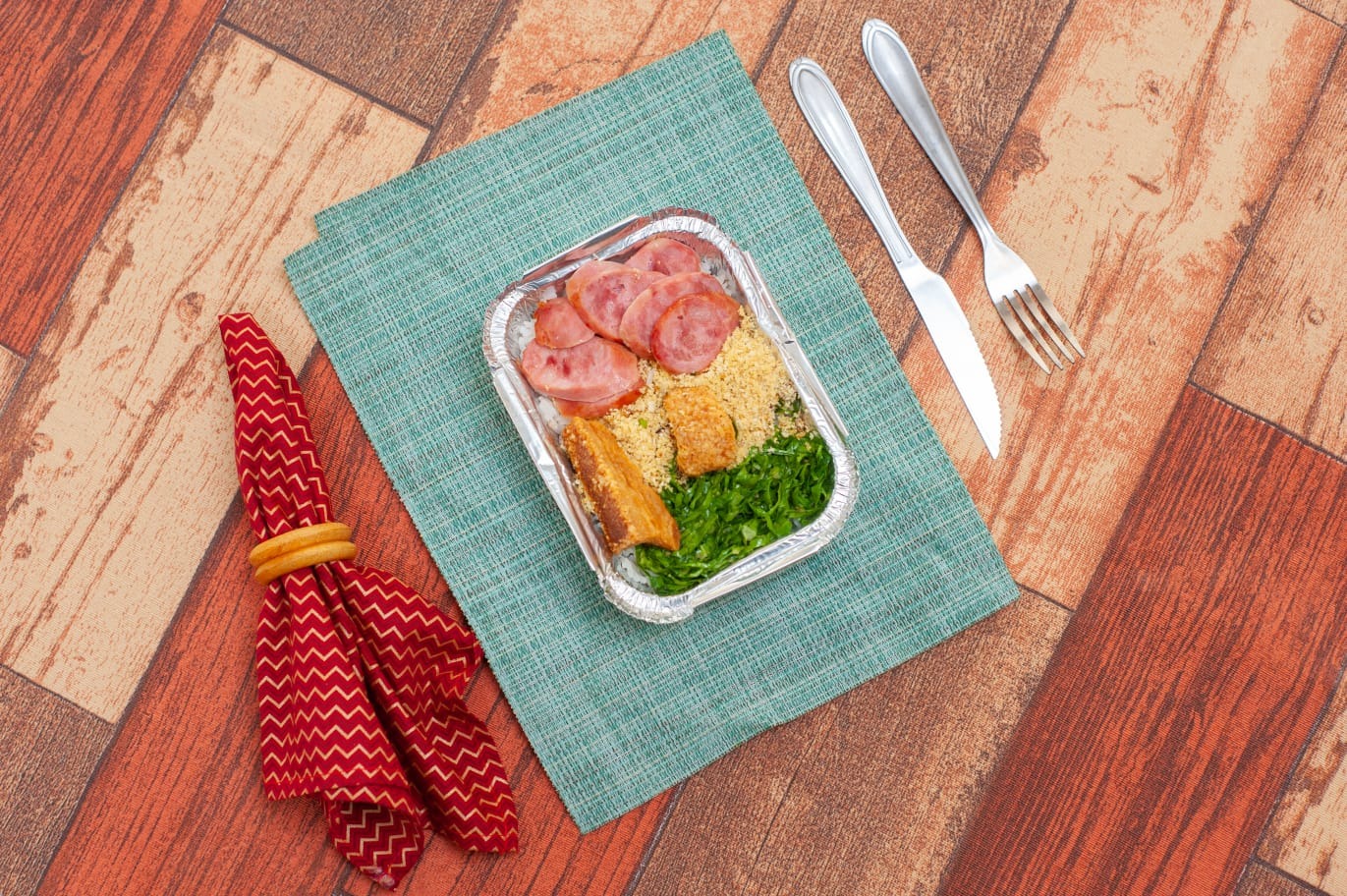 Filé de frango grelhado no fogão a lenha com arroz e feijão