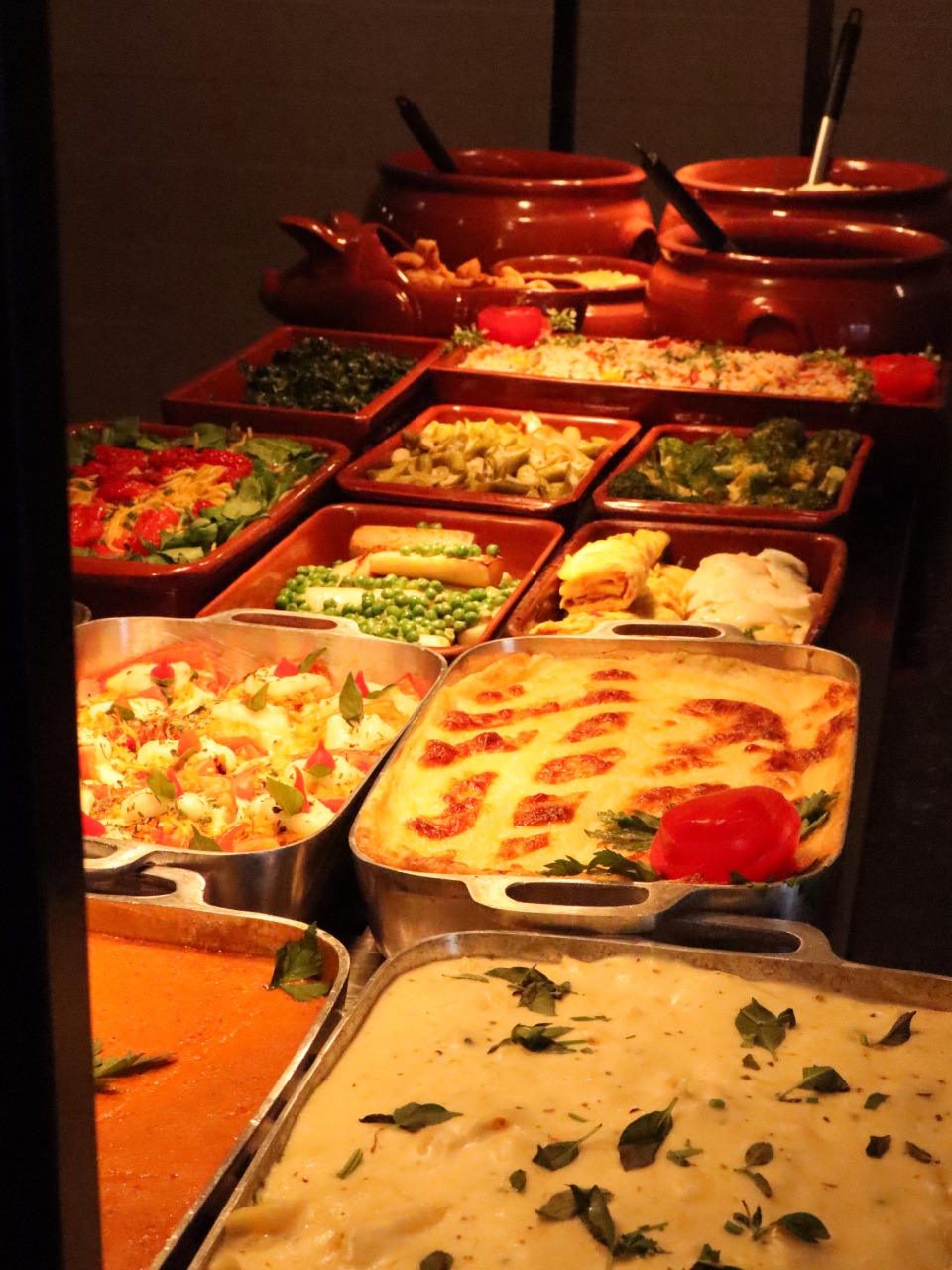 Buffet de comidas variadas do Gordino's Restaurante
