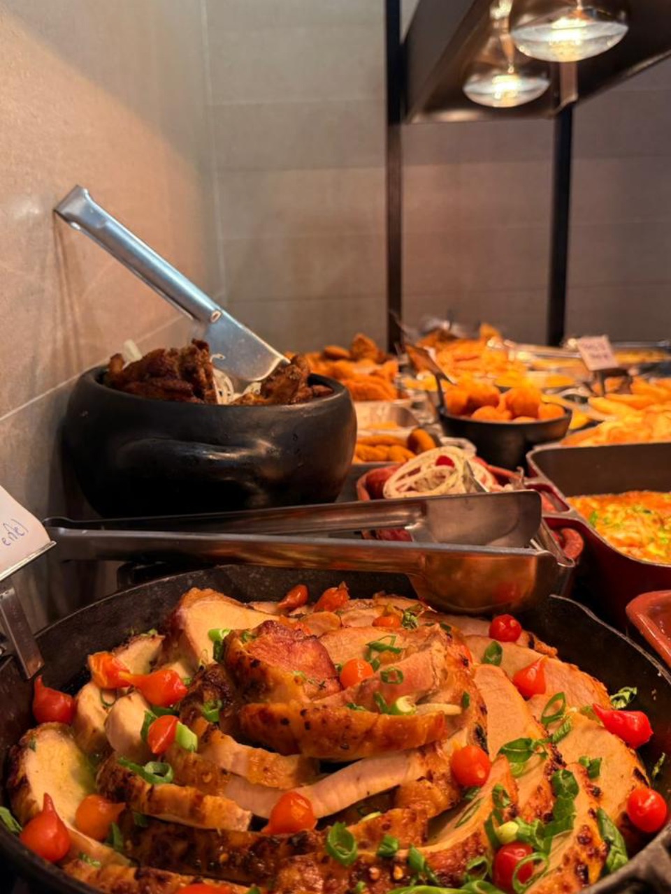 Área de self-service do Gordino's Restaurante com variedade de pratos